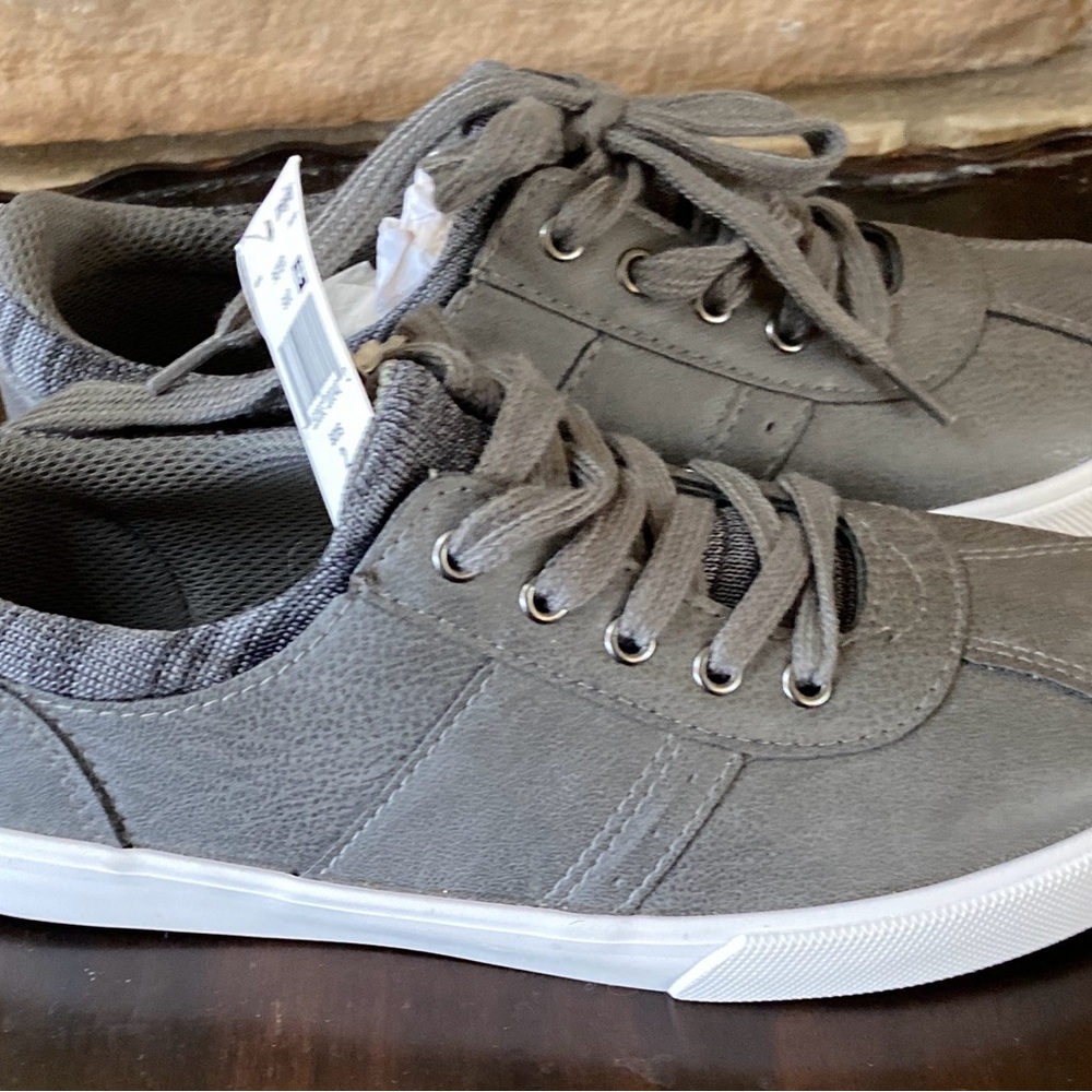 NWB Boys Fall Creek gray faux leather sneaker style shoes. Sz 2